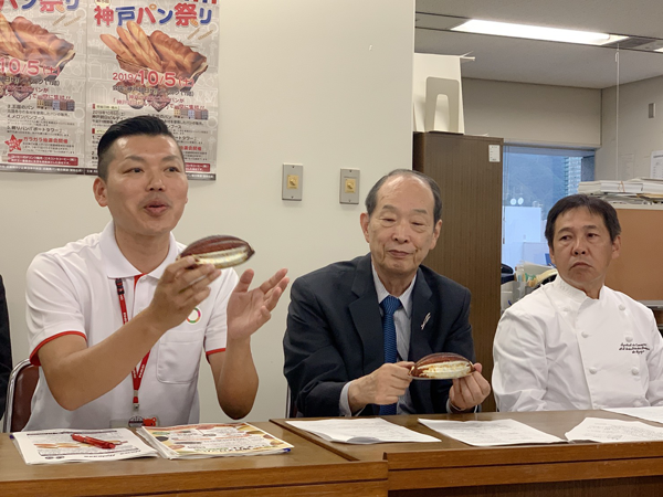 神戸メロンパンの焼き型となる「オムライス型」を紹介するコープこうべ担当者（写真：ラジオ関西）