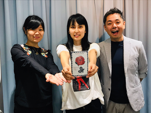 「ラジオパーソナリティー画家」松岡理恵（写真中央）と、番組パーソナリティーの桂春蝶（写真右）、ケーちゃん（写真左）（写真：ラジオ関西『桂春蝶のちょうちょ結び』）