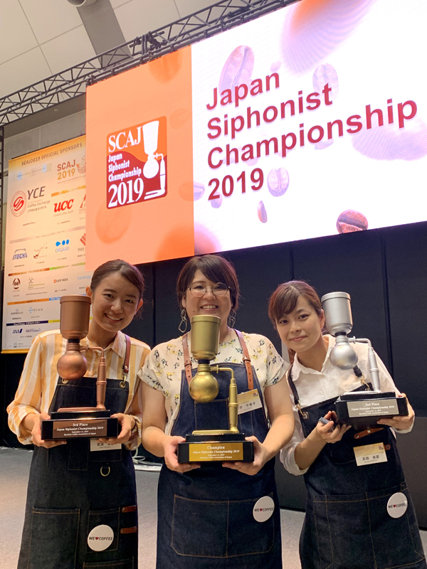 「JSC2019」表彰式優勝の中井氏（中央）、準優勝の高橋氏（右）、3位の常深氏（左）（写真提供：UCC）