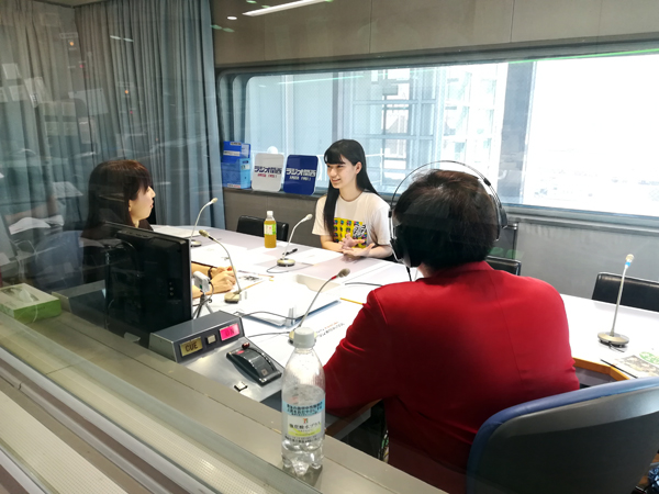 女優の祷キララ（写真中央）がラジオ関西『週明けクマチャンネル』にゲスト出演（写真：ラジオ関西）
