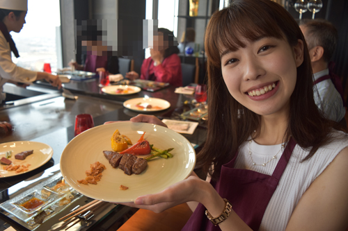 ホテルオークラ神戸の鉄板焼レストラン「さざんか」が最上階の35階海側に移転し、8月1日からリニューアルオープン。報道陣向けのプレス発表会に津田明日香アナウンサーが参加した（写真：ラジオ関西）