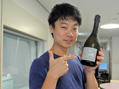ワインプロデューサーの大西タカユキ氏が、夏にぴったりな、氷を入れても美味しいスパークリングワイン「プラ・デル・レ プロセッコ ミレジマート ブリュット」を紹介（写真：ラジオ関西）