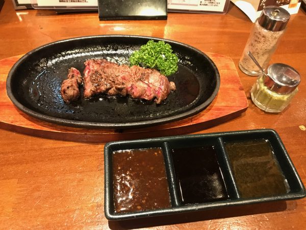 津田明日香アナウンサーが試食したハラミステーキ　(写真：ラジオ関西)