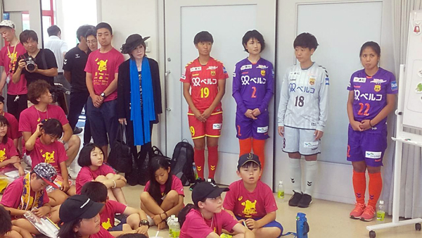 『未来の宝 夢と希望と絆の架け橋プロジェクト サッカー教室』にINAC神戸の選手たちが参加（撮影：YOSHIHIKO KUROKAWA）