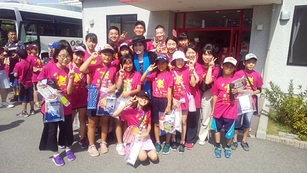 『未来の宝 夢と希望と絆の架け橋プロジェクト サッカー教室』に参加した子どもたち。中央はこのイベントをサポートした元タカラジェンヌの風さやかさん（撮影：YOSHIHIKO KUROKAWA）