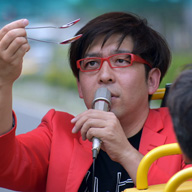 クマガイタツロウもスカイバス神戸でスプーン曲げに挑戦。その結果は……（写真：ラジオ関西）