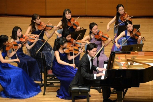 スーパーストリングス神戸と共演する世界的人気ピアニストの牛牛（ニュウニュウ）さん（写真提供：HKMエンタープライズ）