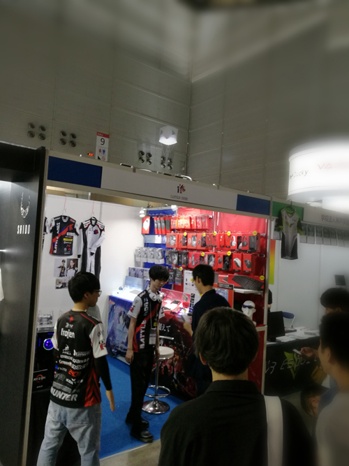 人気ゲームプレイヤー”melton”とのサイン会（写真：ラジオ関西）