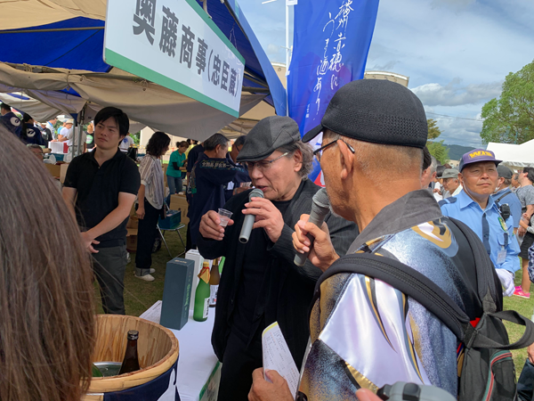 加東市産山田錦を使った日本酒を味わう吉田類さん（写真：ラジオ関西）