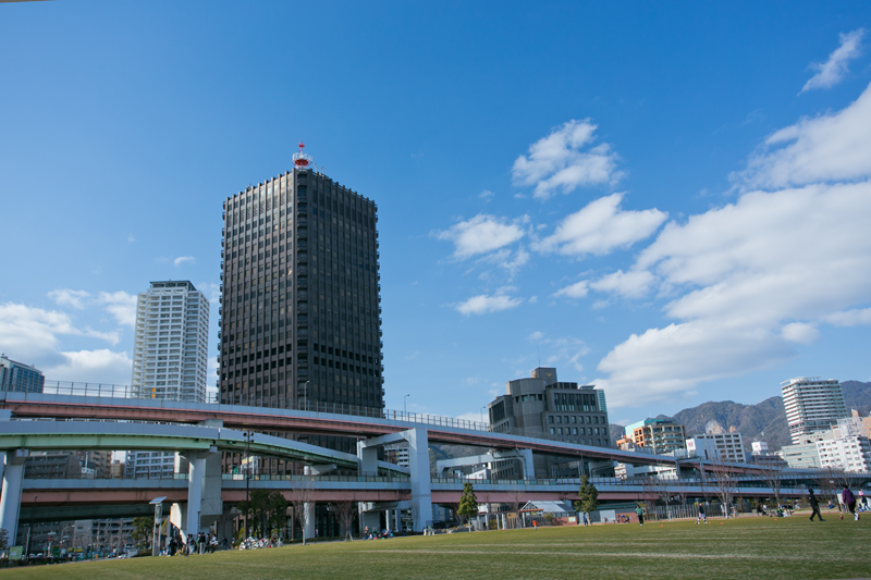 みなとのもり公園からのぞむ神戸商工貿易センタービルは今も三宮のシンボルだ