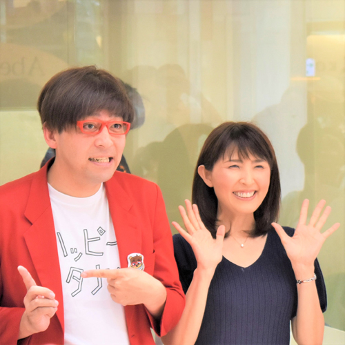 クマガイタツロウ（写真左）とともにパーソナリティーを務める塩田えみ（写真右）は、この公開生放送の行われた7月15日が誕生日。リスナーから大きな拍手を受けていた（写真：ラジオ関西）
