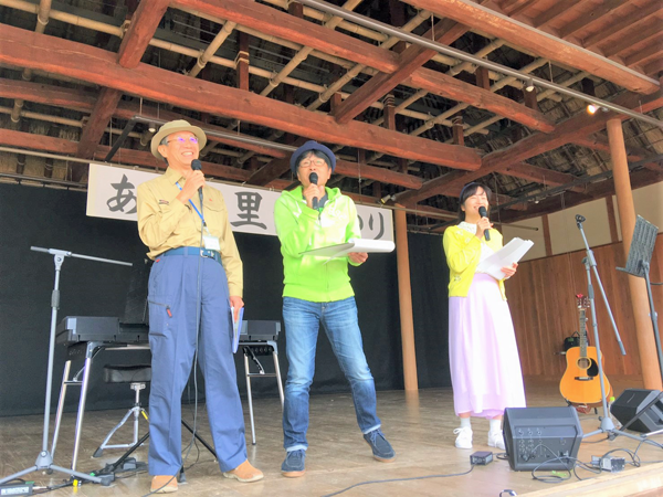 あいな里山公園で、原田伸郎のトーク＆ライブが行われた