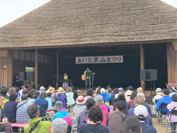 あいな里山公園で、原田伸郎のトーク＆ライブが行われた