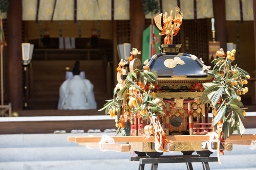 びわを飾り付けた神輿（画像提供：西宮神社）