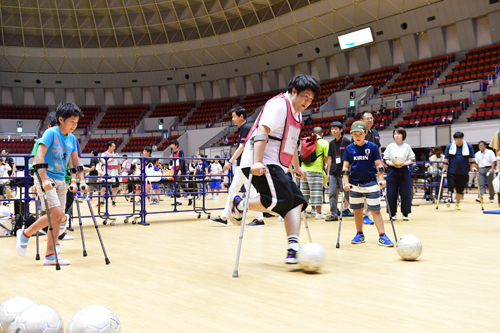 兵庫県では２回目の開催となるパラスポーツ（障がい者スポーツ）の体験イベント『トヨ♡パラ』。写真は前回の様子（写真提供：よしもとクリエイティブ・エージェンシー）