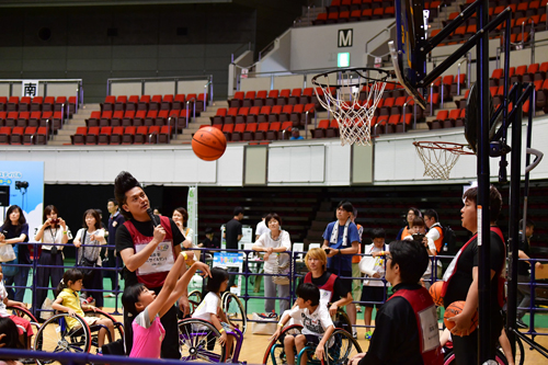 兵庫県では２回目の開催となるパラスポーツ（障がい者スポーツ）の体験イベント『トヨ♡パラ』。写真は前回の様子（写真提供：よしもとクリエイティブ・エージェンシー）