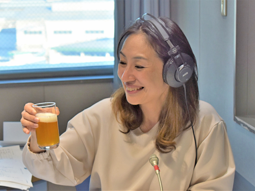 パーソナリティーの木谷美帆もパタゴニアのおいしいビールに笑み（写真：ラジオ関西）