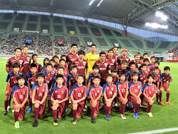 JA全農杯チビリンピック2019小学生8人制サッカー全国決勝大会で、初出場初優勝を果たしたセンアーノ神戸ジュニア（U-12）の選手たちが、3日のサッカー天皇杯2回戦、ヴィッセル神戸対ギラヴァンツ北九州戦でエスコートキッズを務めた（写真：ラジオ関西）