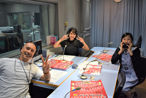 『カンピオーネ！レオネッサ!!』パーソナリティーの磯佳奈江（NMB48、写真中央）、近藤岳登（写真左）、寺田光（写真右）。1日は新体制最初の放送となった（写真：ラジオ関西）