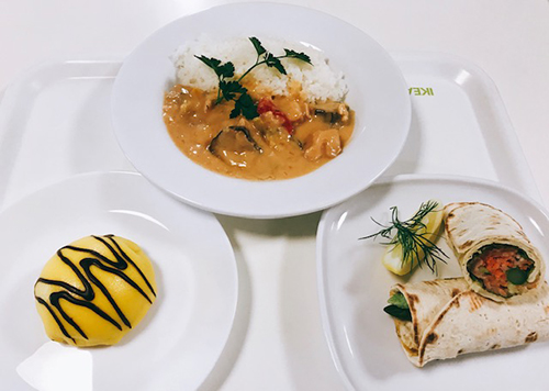 ＩＫＥＡ神戸「イースターフェア」で提供される料理。左から、「イースター クリームケーキ」、「空飛ぶヤコブさん」、「サーモンラップサンドアスパラ入り」（写真：ラジオ関西）