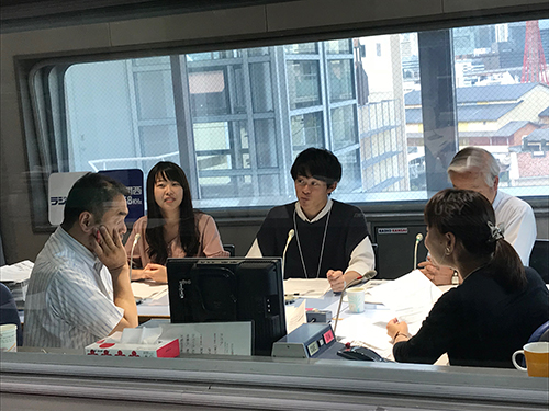 子どものネット被害防止に取り組む福田さん（左から２番目）と松村さん（左から３番目）（写真：ラジオ関西）