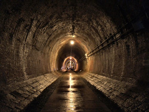 当時の建設技術を現在に伝える貴重な土木遺産となっている湊川隧道は、月１回、一般公開されている（写真：ラジオ関西）