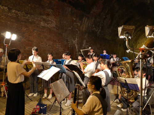 毎月第3土曜日に一般公開し、楽器演奏、コーラス、民謡などのミニコンサートが開催されている湊川隧道。6月15日には神戸市立夢野中学校のブラスバンド演奏が行われた（写真：ラジオ関西）