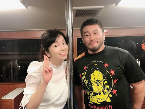 ラジオ関西『Cruising Cafe』にて、”Crew haruka amamiya”こと、天宮遥さんと写真に収まる、青木篤志さん（写真右。撮影＝2018年9月23日、神戸シーバスファンタジー号でのファンミーティング取材時）。「試合後のファンミーティングでも、いつも気さくに取材に応じてくださいました。取材クルーへのご配慮や全国から集まるファンの方への温かい対応はいつも頭が下がる思いでした。本当にありがとうございました」と天宮さんも追悼の意を表していた（写真提供：天宮遥さん）