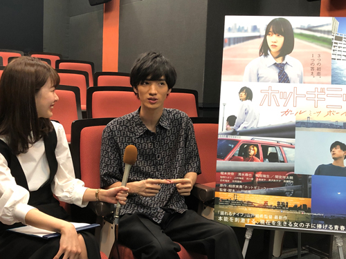 映画『ホットギミック ガールミーツボーイ』に出演した俳優の清水尋也さんがラジオ関西『時間です！林編集長』のインタビューに登場（写真：ラジオ関西）