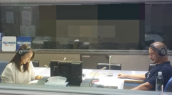近藤岳登とともに、ラジオパーソナリティーを務める赤﨑夏実（写真左）（写真：ラジオ関西）