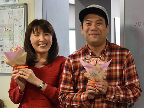 ２０１２年から放送されてきた「バタフライエフェクト」が３月２６日で最終回を迎える。写真は、約７年にわたって進行を務めた塩田えみと、３カ月半限定パーソナリティとして番組を盛り立ててきた落語家の笑福亭鉄瓶。（写真：ラジオ関西）