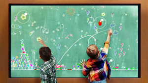 チームラボによる子どもの遊び場「小人が住まう黒板」