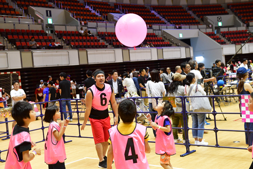 兵庫県では２回目の開催となるパラスポーツ（障がい者スポーツ）の体験イベント『トヨ♡パラ』。写真は前回の様子（写真提供：よしもとクリエイティブ・エージェンシー）