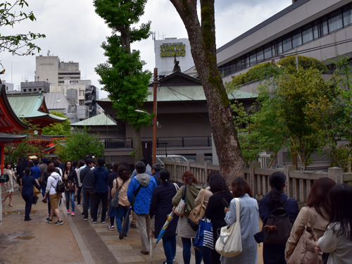 生田神社の境内では、御朱印を求める長蛇の列ができていた。（写真：ラジオ関西）