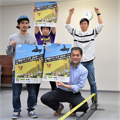 4月28日には、「GIBBON CUP 2019シリーズ第1戦 in グランフロント大阪うめきた広場」が開催される。林真一郎アナウンサーとともに写真におさまるのは、左から松本礼選手、石田創真選手、田中輝登選手（写真：ラジオ関西）