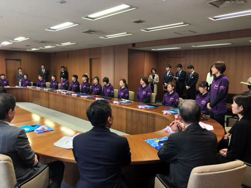 兵庫県庁を訪れ、井戸敏三知事を表敬訪問した、ヴィクトリーナ姫路の選手たち（写真：ラジオ関西）