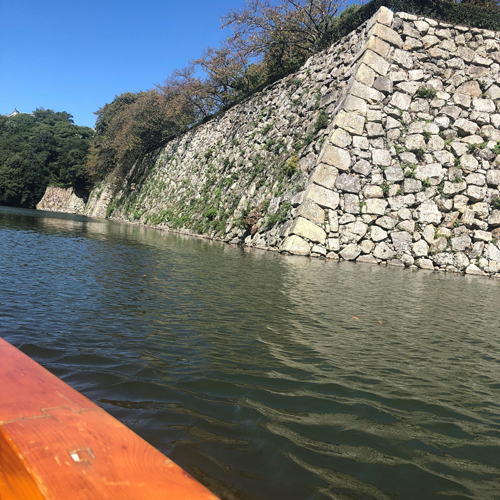 和船のすぐそばには、姫路城の石垣が