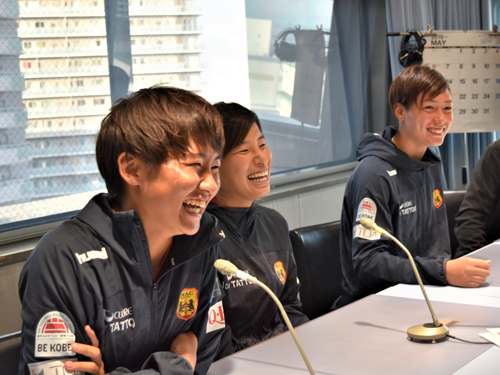 ＩＮＡＣ神戸レオネッサのＤＦ牛島理子（写真左）、ＭＦ福田ゆい（写真中央）、ＧＫスタンボー華（写真右）の３選手が３０日のラジオ関西『時間です！林編集長』にゲスト出演。仲のいい３選手ということで、笑みの絶えない放送となった。（写真：ラジオ関西）