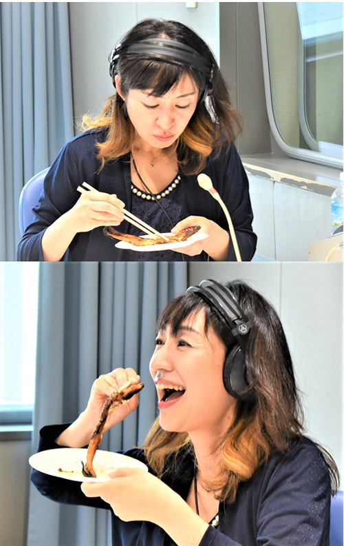 淡路島・塩田の焼き穴子を食する、パーソナリティーの木谷美帆。「うまみが強い」とご満悦の表情（写真：ラジオ関西）
