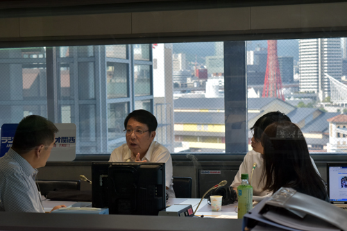 ２１日のラジオ関西『時間です！林編集長』に三上康雄監督（写真左から２人目）がゲスト出演した。（写真：ラジオ関西）