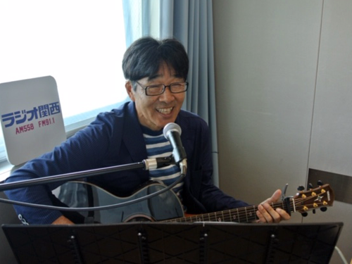 番組人気コーナー「のぶりんのギターで歌おう！」で弾き語りをする原田伸郎（写真：ラジオ関西『原田伸郎 のびのび金ようび』番組スタッフ）