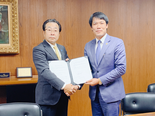 神戸信金の西多理事長（左）とCEOミン代表取締役（右）（写真：ラジオ関西）