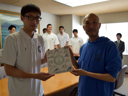 梁川禎浩選手より、ラジオ関西に西宮ストークス選手のサイン色紙が贈られた。（写真：ラジオ関西）