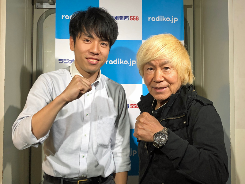 『アニソン界の超人』串田アキラさん（写真右）と、ラジオ関西の春名優輝アナウンサー（写真：ラジオ関西） 