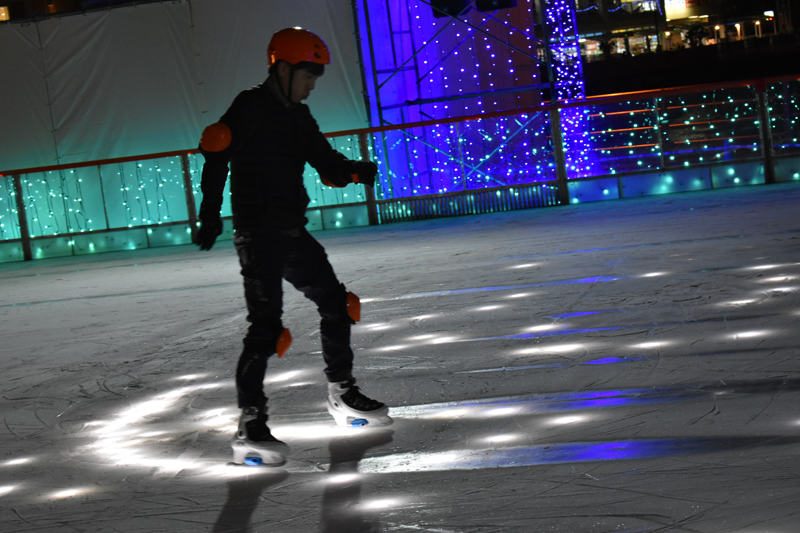 光る魔法のリンク・シューズ ～スケーターの動きを追いかけて光が走る～