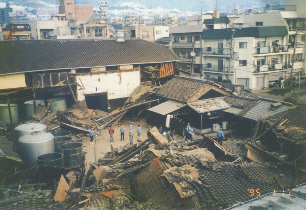 木造だった7蔵は全て倒壊した（1995年1月17日　提供：沢の鶴）