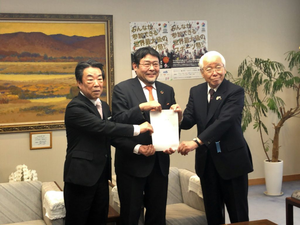 認可書を手に笑顔を見せる（左から）楠見清理事長、濱名篤理事長、井戸敏三知事（右）＝8日午後、兵庫県庁（写真：ラジオ関西）