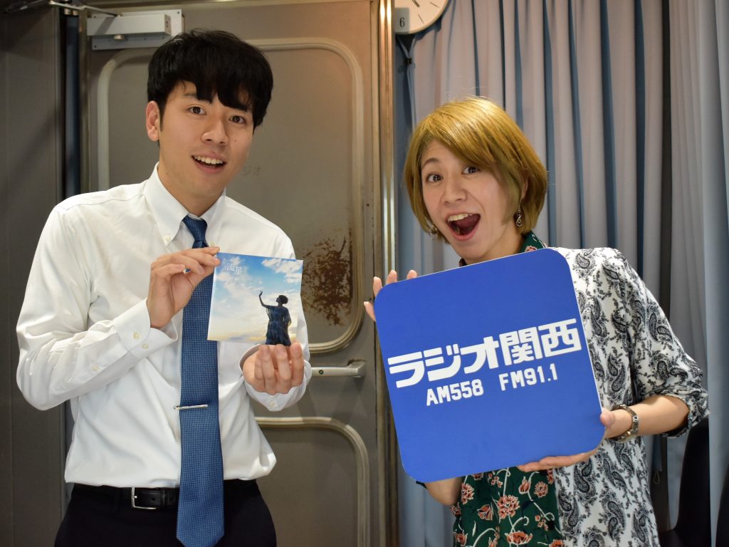 サトウヒロコ（写真右）とラジオ関西の春名優輝アナウンサー（写真：ラジオ関西）