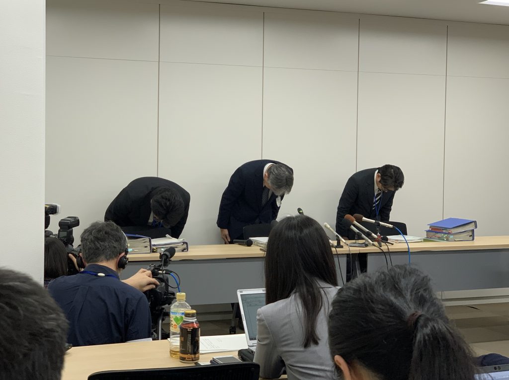 報告書を受け会見で謝罪する神戸市教委
