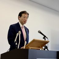 対策方針を説明する久元喜造神戸市長（写真：ラジオ関西）